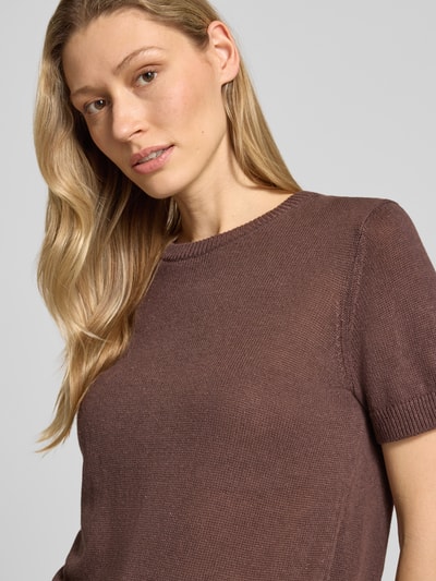 Frauenmodel trägt Strickshirt aus Leinen-Mix mit Rundhalsausschnitt von Jake*s Collection, Viskose-Anteil, Gerader-Schnitt, 1/2-Arm, Nahaufnahme Oberkörper.