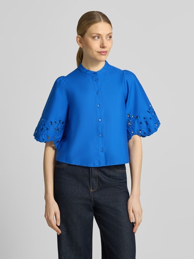 Vrouwenmodel draagt Regular Fit blouse met ajourwerk model 'Marika' van GUIDO MARIA KRETSCHMER WOMAN, puur katoen, halflange mouwen, opstaande kraag, doorlopende knoopsluiting, blauwe kleur, gladde stof, maat 36 ruglengte 50 cm, mouwlengte 32 cm, voorkant volledige lichaamsopname.