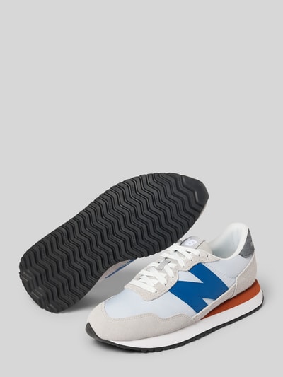 Produktfoto, Sneakersy z detalem z logo od New Balance, wiązanie, zaokrąglony krój, lekko profilowana podeszwa, wysokość obcasa 4 cm, wysokość cholewki 8 cm, szerokość w rozmiarze 44: 6 cm, białe, niebieskie i szare elementy, tekstura zamszu i siateczki
