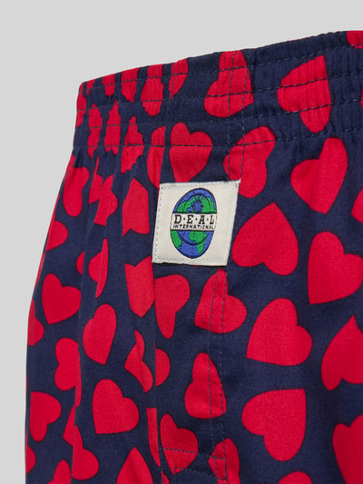 Produktfoto, Boxershorts aus reiner Baumwolle Modell 'Herz' von Deal, granatowy materiał, czerwone serca, elastyczny pas, label-detail