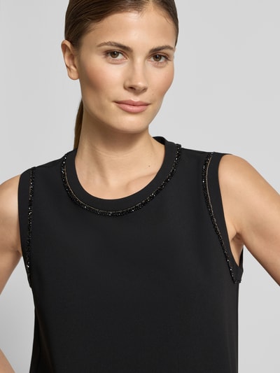Kobiece model prezentuje Regular Fit Blusentop mit Zierstein-Besatz Model 'MSTZAINO' od Max Mara Studio, efekt: jednolity kolor, okrągły dekolt, krój regular fit, obszycie ozdobnymi kamieniami, model bez rękawów, wszyty zamek błyskawiczny, bliska perspektywa górnej części ciała.