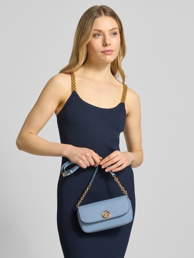 Modelka nosi Umhängetasche mit Label-Detail Modell 'NOLITA' od MICHAEL Michael Kors, jasnoniebieska, złoty łańcuszek, Szerokość w rozmiarze 1: 21 cm, długość: 11 cm, głębokość: 7 cm, długość paska: 110 cm, widok na górną część ciała z przodu