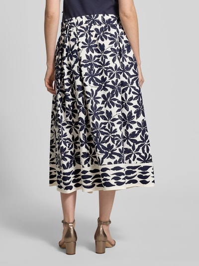 Frauenmodel trägt Faltenrock im Allover-Look mit elastischem Bund von ROBE LÉGÈRE aus Baumwoll-Elasthan-Mix, A-Linie, Midirock, Ganzkörperansicht Rückansicht