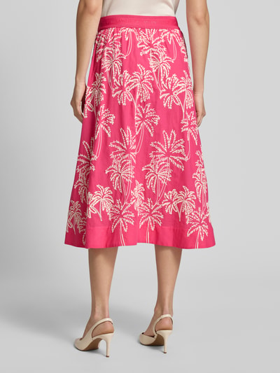 Frauenmodel trägt knallpinken Midirock mit floralem Allover-Stitching aus Reiner Baumwolle von Milano Italy, A-Linie, Ganzkörperansicht Rückansicht.