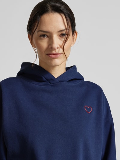 Frauenmodel trägt Hoodie mit Stitching Modell 'Galentine' von OPUS, dunkelblau, Baumwoll-Mix, relaxed Fit, Nahaufnahme Oberkörper.