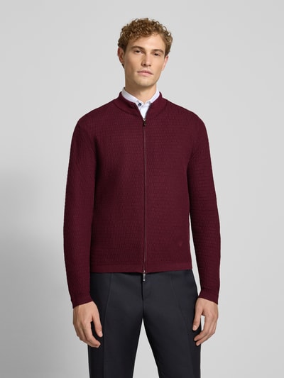 Männermodel trägt Regular Fit Strickjacke aus reiner Schurwolle von Emporio Armani, bordeaux, Zwei-Wege-Reißverschluss, Ganzkörperansicht von vorne