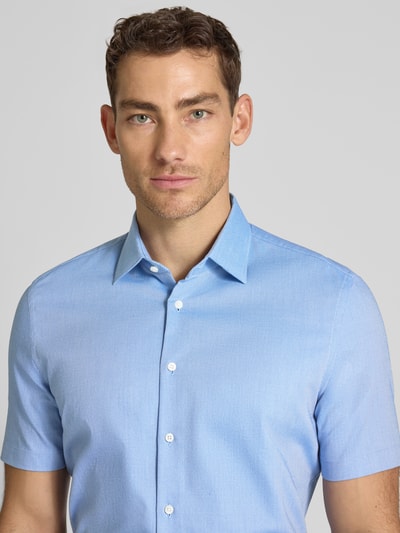 Männermodel trägt Slim Fit Business-Hemd mit Kentkragen von Jake*s in Hellblau, Baumwoll-Mix, Knopfleiste, Nahaufnahme Oberkörper.