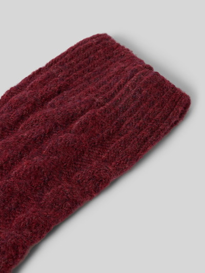 Produktfoto, Socken mit Zopfmuster Modell 'Cosy' von camano in Dunkelrot mit elastischem Rippbündchen und sichtbarer Struktur, Detailaufnahme