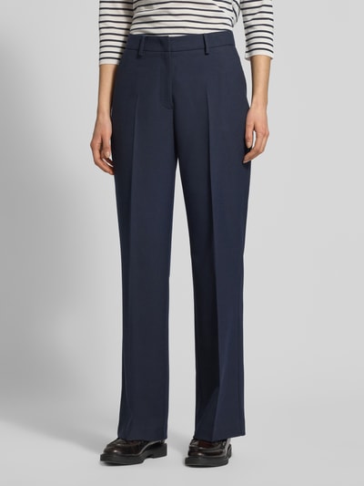 Frauenmodel trägt Hose mit Bügelfalten und Paspeltaschen am Gesäß von More & More, Material-Mix mit Viskose-Anteil, Regular-Fit, marineblau, Ganzkörperansicht von vorne.