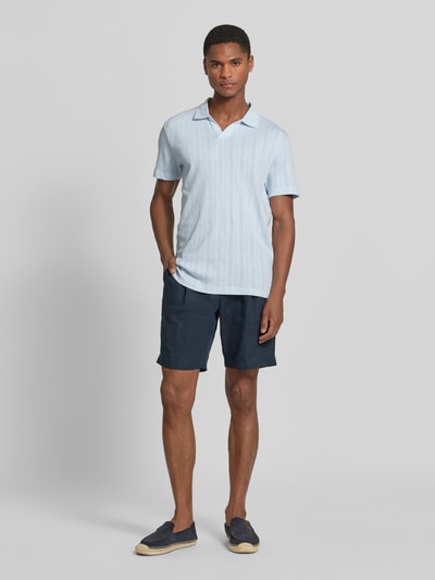 Männermodel trägt Regular Fit Poloshirt in Jaquard-Strick von Lindbergh aus Reine Baumwolle mit Polokragen, V-Ausschnitt, Label-Detail, Ganzkörperansicht von vorne.