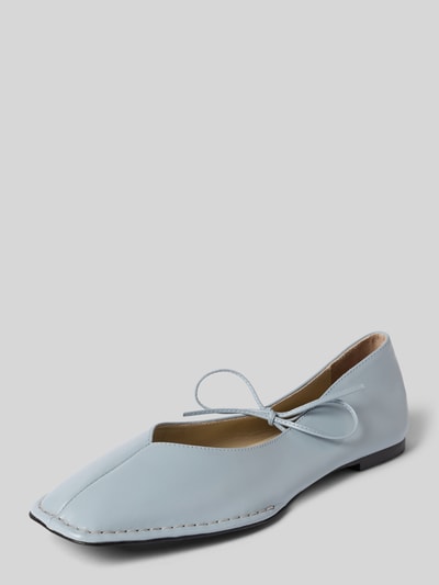 Productfoto, lichtblauwe Ballerinas aus Leder mit Schnürung Modell 'Sway' van ALOHAS, vierkante vorm, licht gestructureerde zool, 1 cm hak, 6 cm schacht, 20 cm schachtwijdte