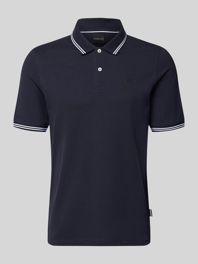 Produktfoto, Slim Fit Poloshirt mit Label-Stitching von bugatti in Dunkelblau, reine Baumwolle, Polokragen, weiße Details, Modell 'Käntchen'