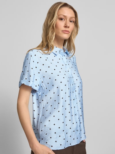 Vrouwenmodel draagt Regular Fit Bluse aus Viskose-Mix im Allover-Look van Jake*s Casual, lichtblauw met zwarte stippen, hemdenkraag, korte mouwen met omslag, allover patroon, materiaalmix van viscose, regular fit, voorkant geheel zichtbaar, close-up romp