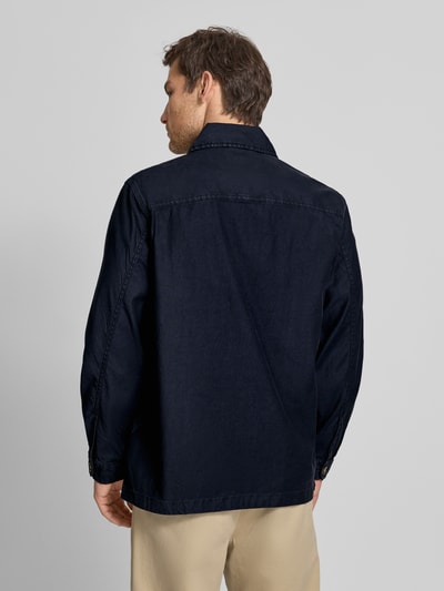 Männermodel trägt Regular Fit Hemdjacke aus Leinen-Mix von Gant, dunkelblau, Umlegekragen, Rückenlänge 76 cm, Ganzkörperansicht Rückansicht.