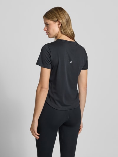 Frauenmodel trägt Damen T-Shirt mit Logo Modell 'Tempo' von NIKE TRAINING in Schwarz, Regular-Fit, Rundhalsausschnitt, Rückenlänge 56 cm, Ganzkörperansicht Rückansicht.
