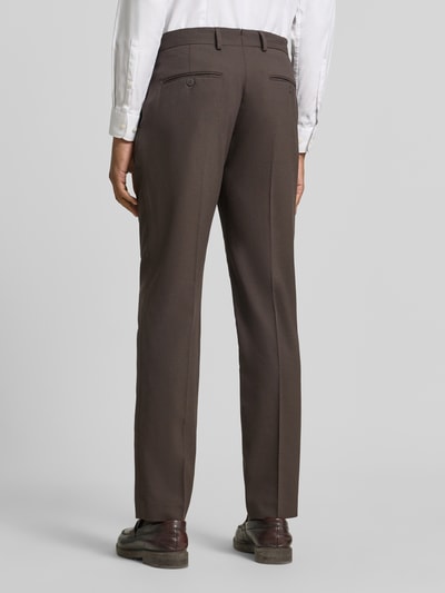 Männermodel trägt Slim Fit Anzughose mit Woll-Anteil Modell 'SLIM-NEIL' von Selected in Dunkelbraun, Herren Sakko, Ganzkörperansicht Rückansicht.