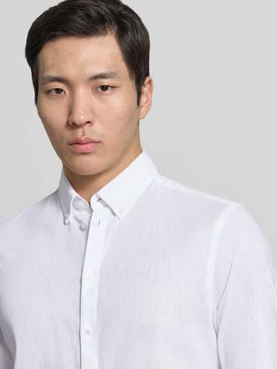 Männermodel trägt weißes Slim Fit Freizeithemd mit Button-Down-Kragen Modell 'Anton' von Casual Friday im Seide-Baumwoll-Mix, Nahaufnahme Oberkörper. Rückenlänge 78 cm, Schulterbreite 46 cm, Ärmellänge 66 cm bei Größe M.