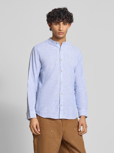Männermodel trägt Regular Fit Freizeithemd aus Baumwoll-Leinen-Mix von Jack & Jones, Stehkragen, Knopfleiste, Modell SUMMER LINEN BLEND, hellblau-weiß gestreift, Ganzkörperansicht von vorne.