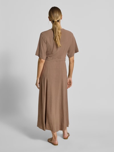 Modelka kobieca nosi Regular Fit Leinenkleid mit V-Ausschnitt Modell 'VIVA' von Selected Femme, jednolity, maxi, bez rękawów, pasek, boczne kieszenie, mieszanka wiskozy i lnu, widok całej sylwetki z tyłu.