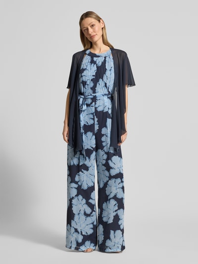 Vrouwenmodel draagt Bolero met open voorkant van Christian Berg Cocktail, chiffon, losse fit, semitransparant, kort mouwontwerp, ruglengte maat S: 41 cm, donkerblauwe tint, voorkant volledige lichaamsweergave.