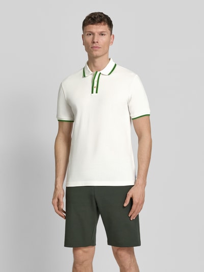 Männermodel trägt Regular Fit Poloshirt mit Kontraststreifen von PAUL SMITH aus Baumwoll-Elasthan-Mix, Ganzkörperansicht von vorne.