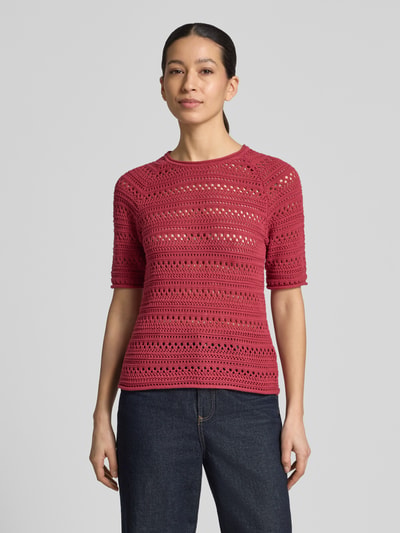 Frauenmodel trägt Strickshirt mit Rundhalsausschnitt von Jake*s Casual, Reine Baumwolle, Regular-Fit, Rollsaum, rote Farbe, Ganzkörperansicht von vorne.