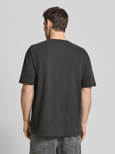 Męski t-shirt z bawełny w kolorze czarnym, krój relaxed fit, model 'JOEL' od Samsøe Samsøe, nadruk z logo, długość tyłu 72 cm, całkowity widok z tyłu.