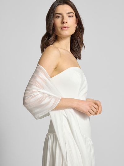 Frauenmodel trägt Slim Fit Brautkleid in Falten-Optik von Unique aus blickdichtem Stoff, schulterfrei, leichte A-Linie, Nahaufnahme Oberkörper.