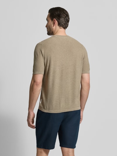 Männermodel trägt Regular Fit T-Shirt aus Baumwoll-Leinen-Mix von Marc O'Polo in Strickoptik, Beige, Ganzkörperansicht Rückansicht.