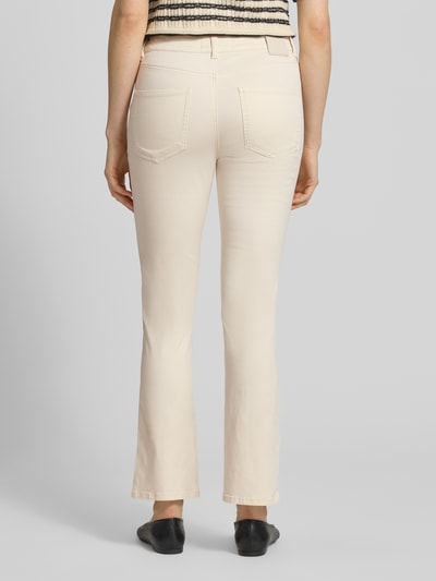 Frauenmodel trägt Flared Fit Jeans mit Lyocell-Anteil Modell 'Ashley' von MOS MOSH in Beige, Baumwoll-Lyocell-Mix, Ganzkörperansicht Rückansicht. Damen Jeans mit Knopf-Reißverschluss, Bundweite 39 cm, Innenbeinlänge 72 cm in Größe 27.