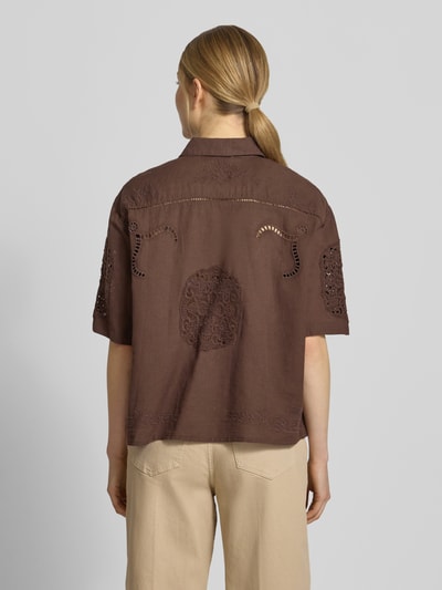 Männermodel trägt Bluse aus Leinen-Baumwoll-Mix mit Motiv-Stitching von Jake*s Casual, brązowy kolor, haftowane wzory, prosty krój, kołnierzyk koszulowy, zapięcie na guziki, rękaw 3/4, długość tyłu w rozmiarze 38: 57 cm, długość rękawa w rozmiarze 38: 27 cm, tekstura gładka, widoczne ozdobne przeszycia, tło jasnoszare, Ganzkörperansicht Rückansicht.