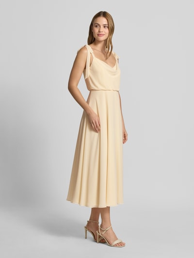 Frauenmodel trägt Knielanges Cocktailkleid mit Zierschleifen von Jake*s Cocktail, cremefarben, taillierte Passform, Ärmelloses-Design, blickdichter Unterrock, Knielänge, Ganzkörperansicht von vorne.