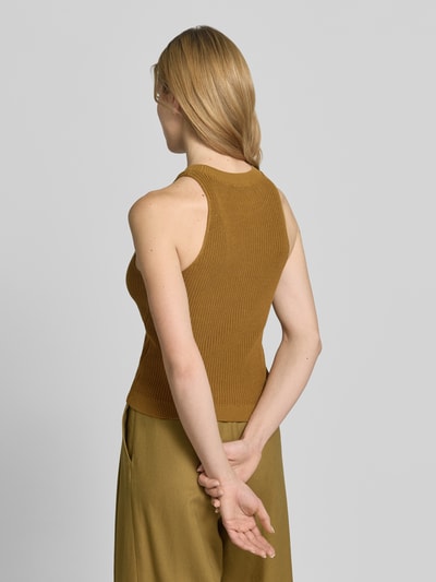 Modelka nosi Stricktop mit Rundhalsausschnitt von Style Icon Collection, bawełna-wiskoza, krój slim fit, odcień musztardowy, widok całej sylwetki z tyłu.