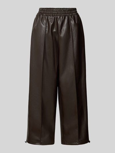 Produktfoto, Straight Fit Hose in Leder-Optik von Rich & Royal, braun, elastischer Bund, Ziernähte, glatte Oberfläche, neutraler Hintergrund.