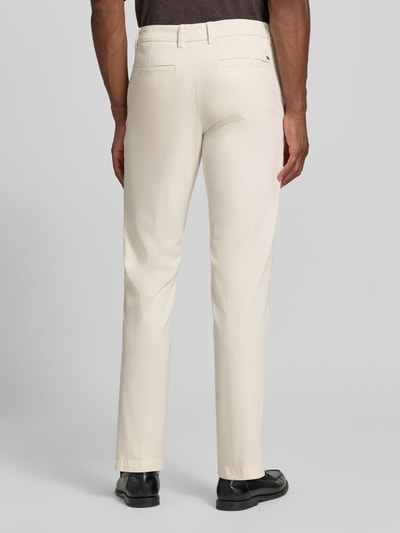 Männermodel trägt Slim Fit Chino aus katoenmix model 'Kaiton1' van BOSS, Heren broek in crème, effen, Ganzkörperansicht Rückansicht.
