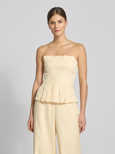 Frauenmodel trägt Slim Fit Top mit gelegten Falten von Jake*s Cocktail in hellem Beige mit Nahtreißverschluss und schulterfreiem Design, Ganzkörperansicht von vorne. Rückenlänge bei Größe 36 beträgt 32 cm.
