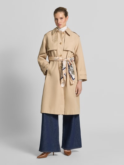 Vrouwenmodel draagt Trenchcoat met Bindegürtel van Liu Jo White, beige katoenmix, regular fit, platte kraag, knoopsluiting, strikceintuur, ruglengte maat S 112 cm, schouderbreedte 48 cm, borstwijdte 56 cm, mouwlengte 58 cm, volledige lichaamsaanzicht vooraan.