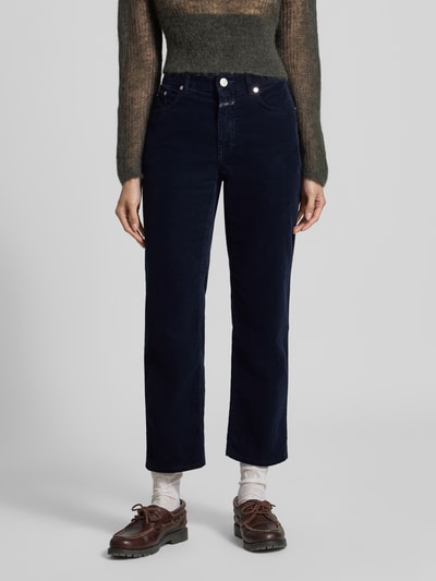 Frauenmodel trägt Straight Fit Jeans in Cord-Optik Modell 'Milo' von Closed in Dunkelblau, 5-Pocket-Design, Nahaufnahme Vorderansicht. Damen Jeans aus elastischem Baumwoll-Mix, verkürzte Passform, Knopf- und Reißverschluss, Bundweite bei Größe 27/32: 40 cm, Innenbeinlänge: 66 cm.