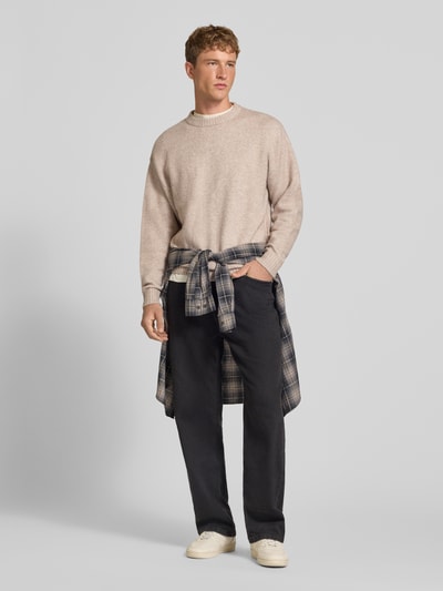 Männermodel trägt Strickpullover mit Rundhalsausschnitt Modell 'SOHO OLLIE' von JACK & JONES, Woll-Materialmix, Ganzkörperansicht von vorne.