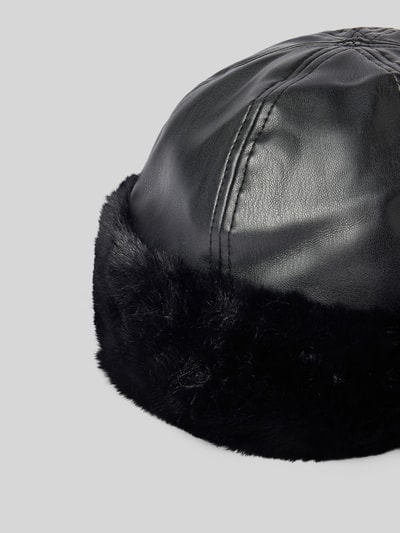 Produktfoto, Mütze mit Kunstfellbesatz Modell 'RANDIN' von Pieces in Optik: Unifarben, Materialverarbeitung: Glattleder, Kunstfell.