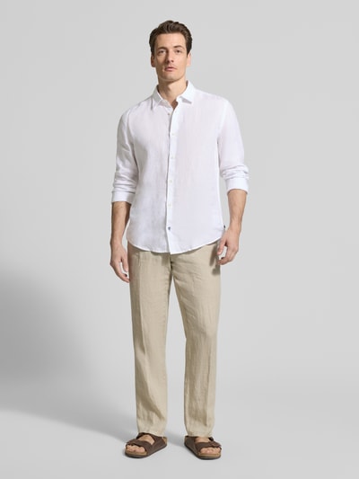 Männermodel trägt weißes Casual Fit Freizeithemd aus Leinen von OLYMP Level Five mit Kentkragen und Knopfleiste, Ganzkörperansicht von vorne. Rückenlänge 77 cm, Schulterbreite 49 cm, Ärmellänge 67 cm, reines Leinen.