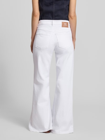 Kobiece modelka nosi Flared Fit Jeans im 5-Pocket-Design od MAC, biały elastyczny bawełniany materiał, szerokie nogawki, widok całej sylwetki z tyłu, Szerokość w rozmiarze 36/32: 40 cm, długość wewnętrzna nogawki: 81 cm.