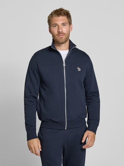 Männermodel trägt Regular Fit Sweatjacke aus Baumwolle von Paul Smith in Dunkelblau, seitliche Eingrifftaschen, Ganzkörperansicht von vorne.