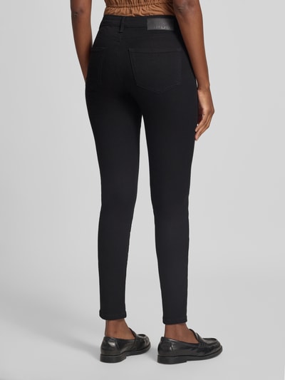 Vrouwenmodel draagt Skinny Fit Jeans uit mix van katoen en elastaan model 'ELMA BLACK' van OPUS, dames skinny fit jeans, volledige achteraanzicht