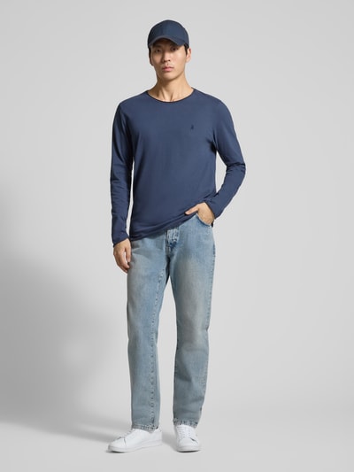 Männermodel trägt Regular Fit Langarmshirt aus reiner Baumwolle Modell 'JAAMES' von Armedangels, unifarben, Ganzkörperansicht von vorne