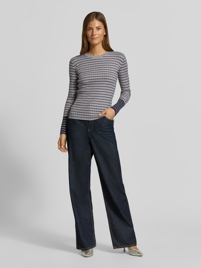 Frauenmodel trägt Skinny Fit Pullover aus Viskose-Mix von Emporio Armani, graue und violette Streifen, gerippte Optik, Ganzkörperansicht von vorne.