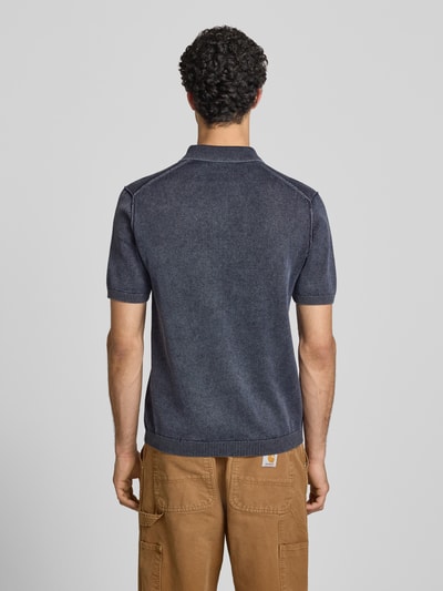 Männermodel trägt Regular Fit Poloshirt aus reiner Baumwolle Modell 'GARSON' von Only & Sons in Melange-Optik, Feinstrick, Ganzkörperansicht Rückansicht.