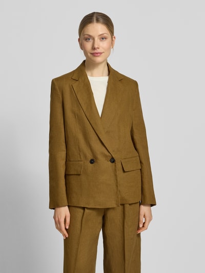 Frauenmodel trägt Blazer mit Pattentaschen Modell 'TEMPOLI' von Mango aus Reinem Leinen und Gerader-Schnitt, Ganzkörperansicht von vorne.