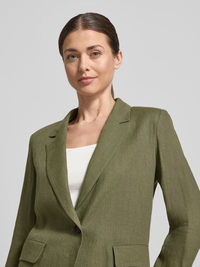 Modelka kobieca ma na sobie Regular Fit Blazer aus Leinen Modell 'VINCITA' od EMME, kolor oliwkowy, kołnierz z połami, zapięcie na guzik, kieszenie z patką, czysty len, szerokość w rozmiarze 36: 48 cm, długość tyłu: 68 cm, długość rękawów: 64 cm, krótka faktura, widok na górną część ciała z przodu.