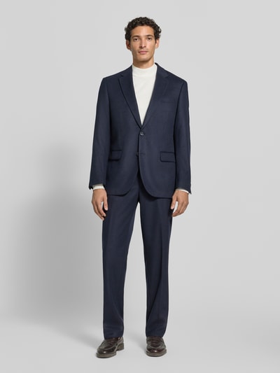 Männermodel trägt Slim Fit 2-Knopf-Sakko mit Pattentaschen von Christian Berg Men, dunkelblau, Material-Mix, Ganzkörperansicht von vorne. Herren 2-Knopf-Sakko, Reverskragen, Viskose-Anteil, Rückenlänge 75 cm, Schulterbreite 38 cm, Ärmellänge 67 cm.